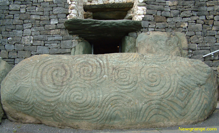 Pedra colocada na entrada de Newgrange | Wicca, Magia, Bruxaria, Paganismo