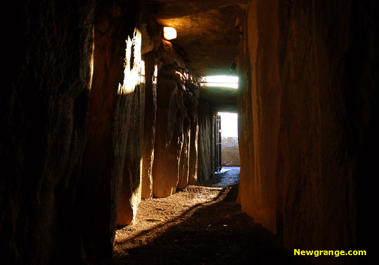 Sol durante Yule iluminando o interior de Newgrange | Wicca, Magia, Bruxaria, Paganismo