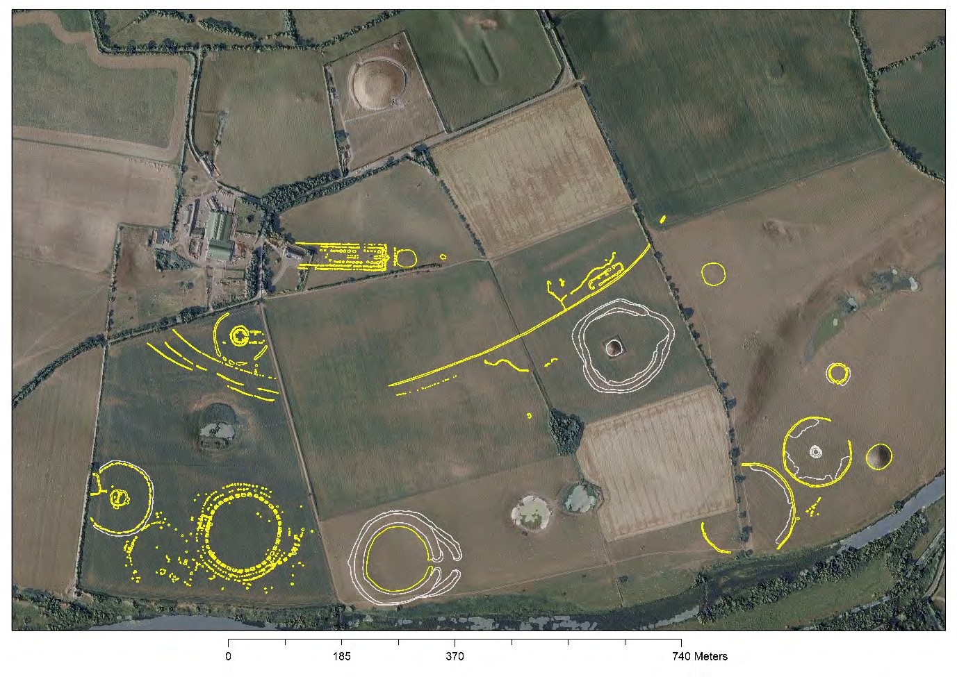 Aerial plan of the Newgrange floodplain with 2018 cropmarks traced in yellow and white, Newgrange Farm at the left and the River Boyne along the lower edge.